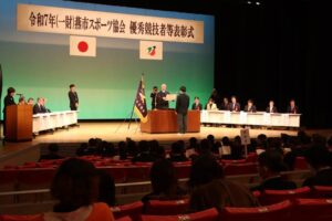 燕市スポーツ協会の優秀競技者等表彰式で125人を表彰