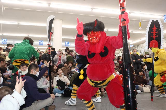  コメリパワー三条四日町店で鬼踊り出張公演