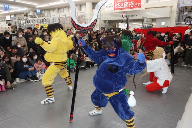  コメリパワー三条四日町店で鬼踊り出張公演