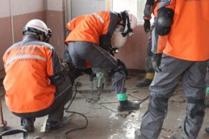 解体作業中の旧燕東幼稚園園舎を活用して大地震を想定したリアルな救助訓練