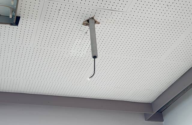 2階から開けた穴でファイバースコープで1階の状況を確認