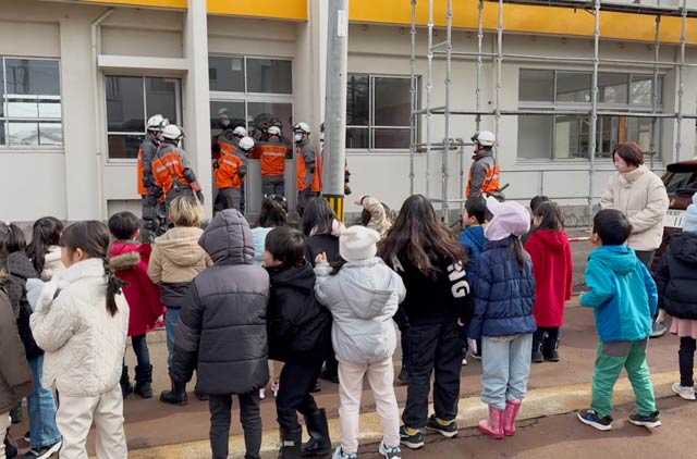 訓練に声援を送る小学生
