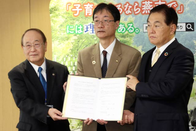 左から佐藤燕市民生委員児童委員協議会会長、鈴木市長、清水マルイ社長