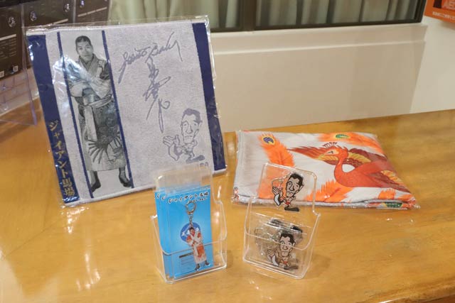 カウンターに並んだ商品