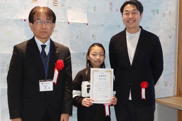 左から渋谷三条地域振興局長、天音さん、馬場駅長