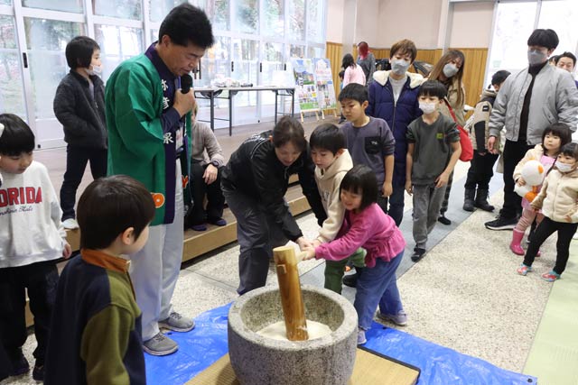 「弥彦節分祭　豆まきまつり」でもちつき