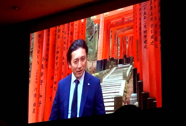 京都・伏見稲荷で千本鳥居を駆け抜けた齋藤理事長の動画上映