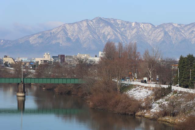 青空と弥彦山