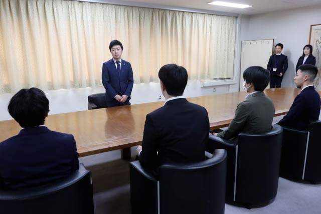 滝沢市長があいさつでリクルーター第1号に期待