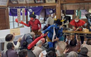 137人の参拝で拝殿ぎゅうぎゅうの土生田神社の節分祭