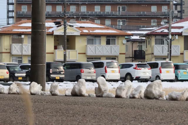 規則的に並ぶ路肩に残った雪
