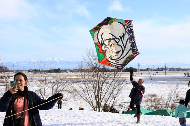 燕市の国上塞の神の凧揚げた体験で三条凧協会として初めて燕市のイベントに参加