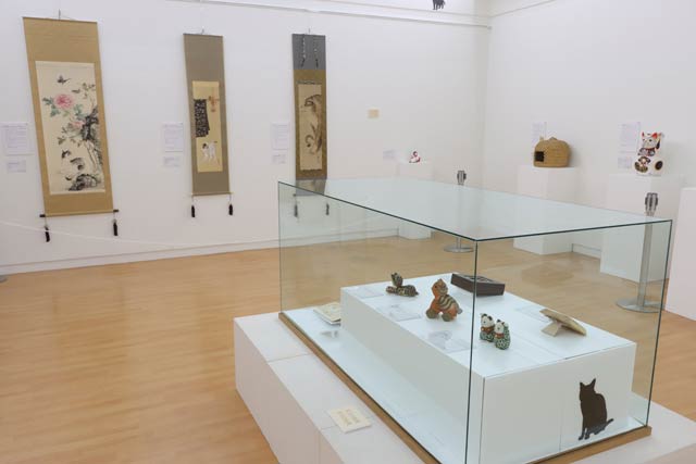 「ほまれあ」で開かれている「小・ネコ展」