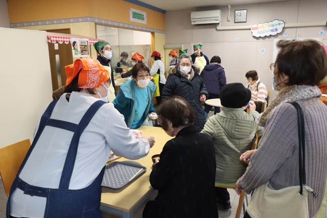 さっそくにぎわう食堂