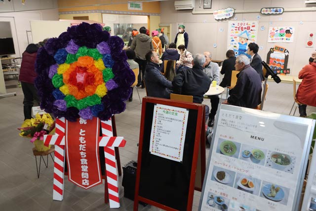 豪華な花輪も「地域活動支援センターさんじょう社協」の利用者らの手作り