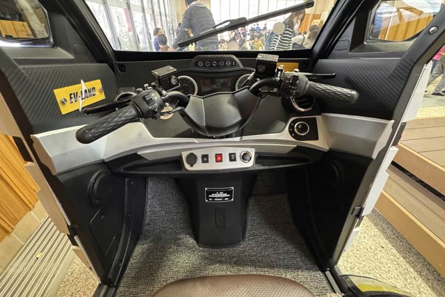 EVトゥクトゥクの運転席
