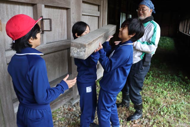 総合学習でノジコの会と長屋門を学んでいる月岡小6年生が昨年11月の草刈りのボランティア