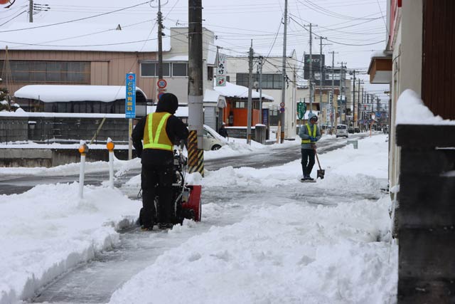 三条地域振興局裏手で歩道除雪