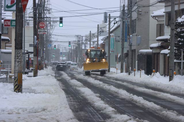 第一産業道路を走る除雪車
