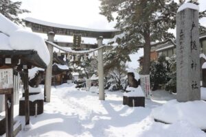 雪に包まれた燕・戸隠神社