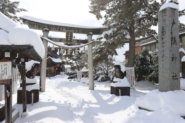 雪に包まれた燕・戸隠神社