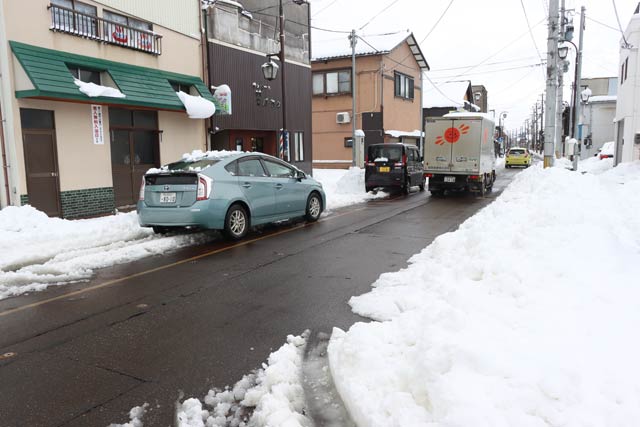 早朝から若手が雪かきして駐車スペースが確保されている燕・宮町商店街
