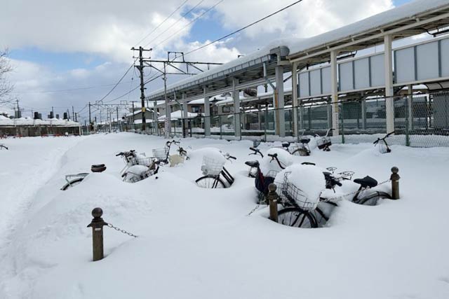 8日午後の新潟市東区・越後石山駅の駐輪場
