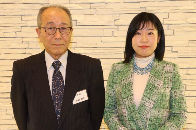 新設した版画部門で選任された鶴巻貴子副理事長(右)と山田俊彦理事