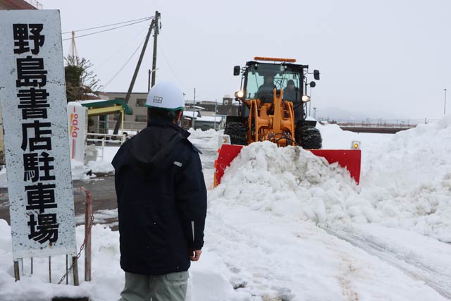 五十嵐川右岸堤防道路を通行止めにして集中除雪