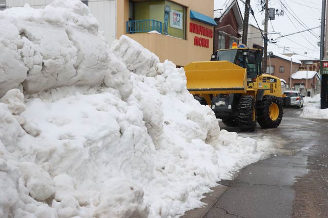 第四北越銀行三条支店周辺でも除雪作業が行われてうずたかい雪山が