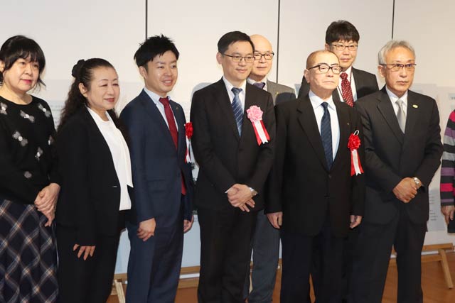 開幕式出席者らで記念撮影