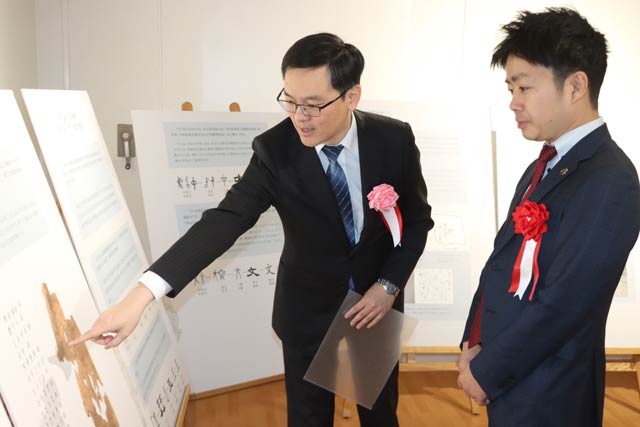 滝沢市長にパネルを解説する馮淳副総領
