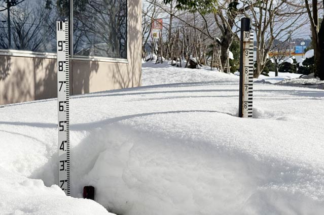 加茂市役所の積雪計と思われる目盛のついた柱