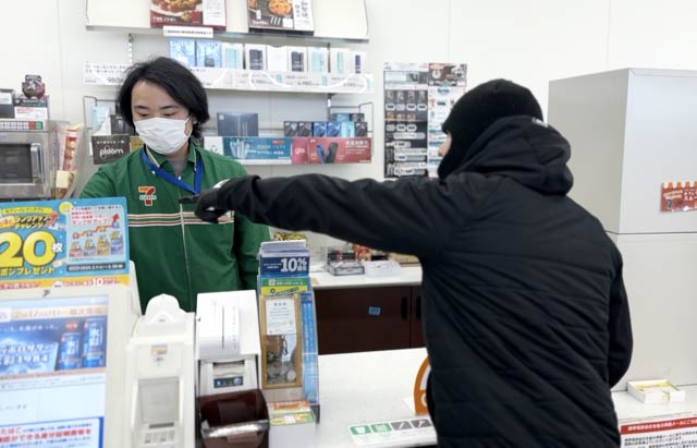 「セブン-イレブン燕桜町店」で防犯訓練の強盗抑止訓練