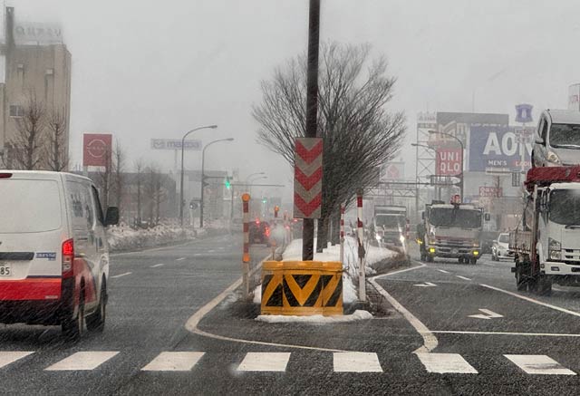 午後3時半ごろ吹雪になった三条市の国道8号