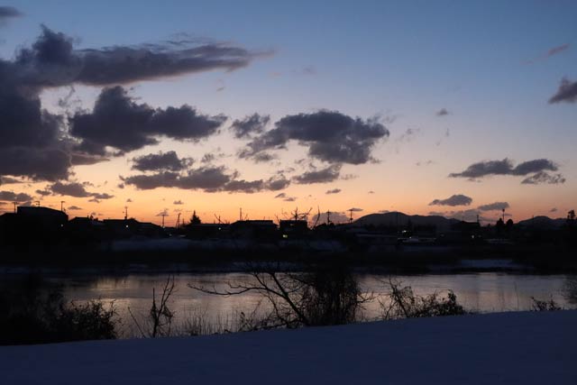 14日夕方に燕市で中ノ口川と夕焼け