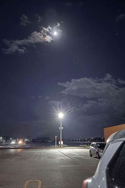 14日夜は晴れて満月から2日後の丸い月が明るく輝く