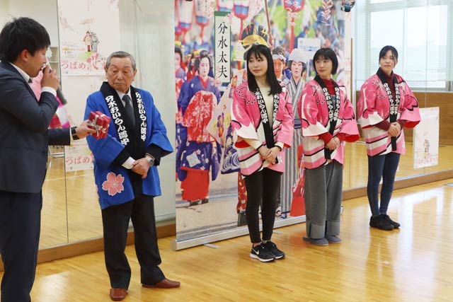 山崎委員長から3人に記念品を贈る