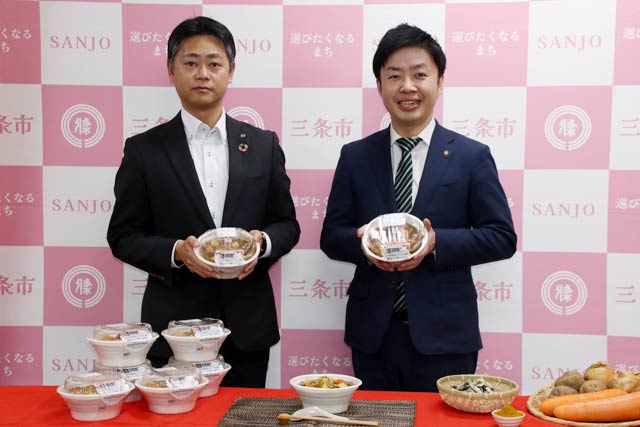 セブン‐イレブン・ジャパン長岡地区ディストリクトマネジャーの田口さんと滝沢市長