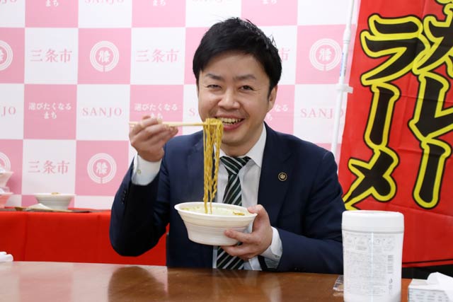 試食する滝沢市長