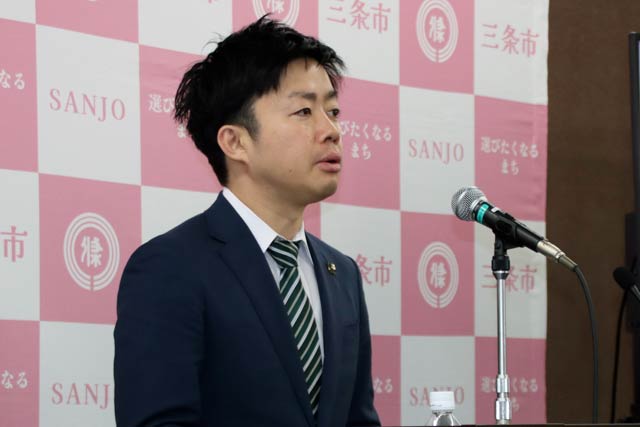 記者会見する滝沢市長