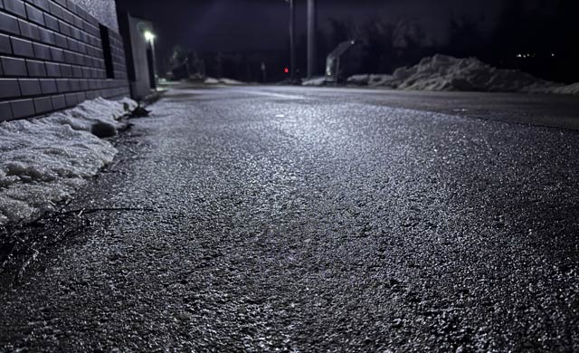 17日午後9時半ごろ凍結して光る道路