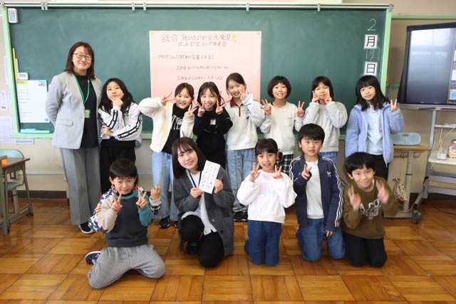 3年生とアドバイザー役の燕市観光振興課・小黒さん