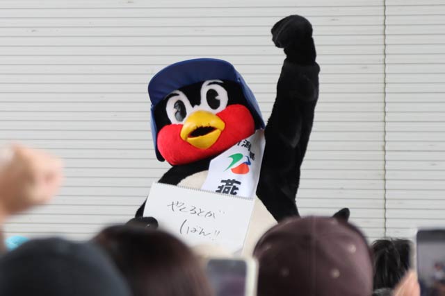 昨年9月15日のスワローズ・ライスファーム稲刈りイベントで来燕したつば九郎