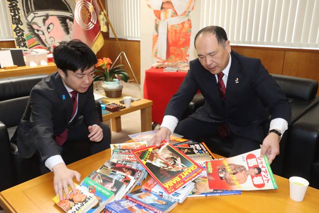 滝沢市長(左)とジャイアント馬場さんの関連本を寄贈した中條さん