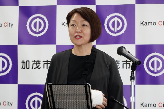 記者会見で令和7年度当初予算案を話す藤田市長