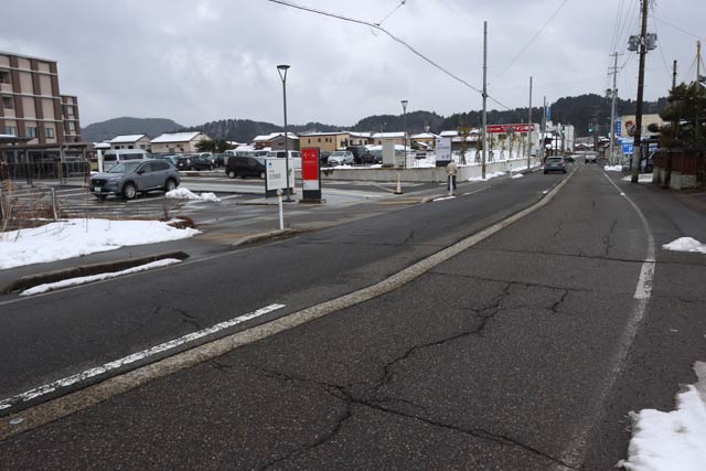 舗装の打ち替えを行う加茂病院通線