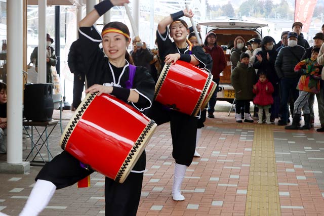 「道の駅たがみ」で琉球國祭り太鼓新潟支部のエイサー