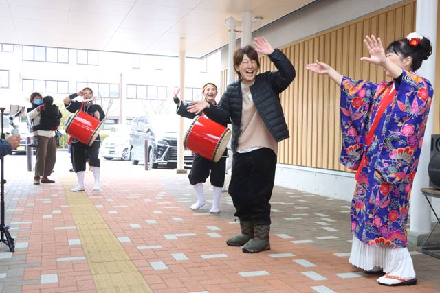 みんなでカチャーシーを踊って盛り上がる