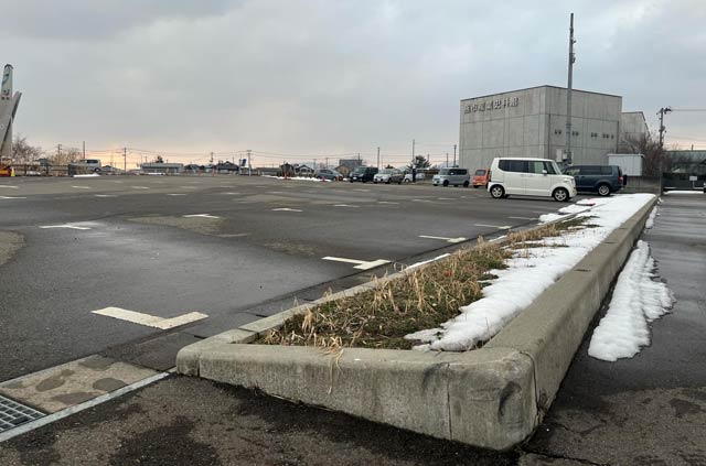 燕市コミュニティバス実証運行でバスが乗り上げたと思われる縁石